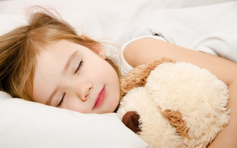 Pige der sover med sin bamse